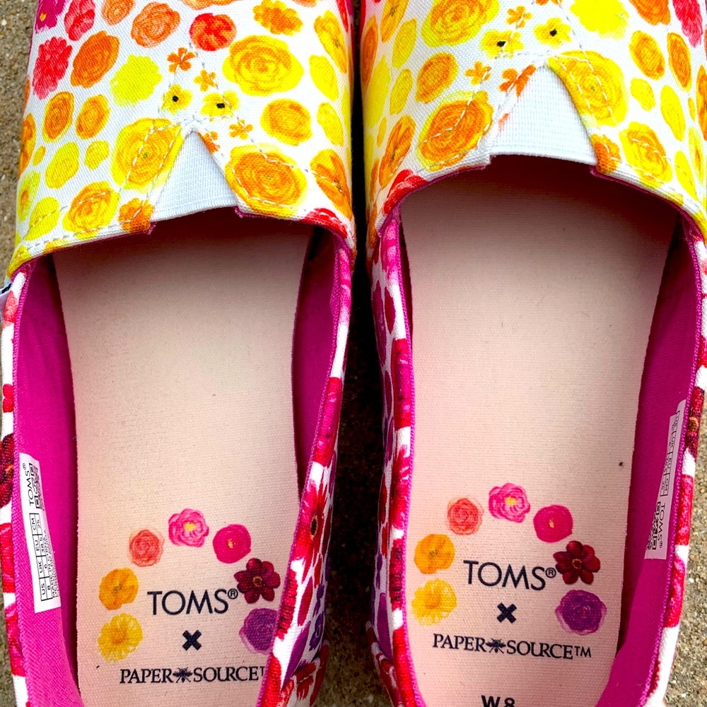 TOMS CANVAS SLIP ON FLORAL SHOES - Picture 5 of 6
